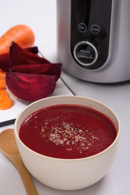 Crema de betarraga y zanahoria con semillas junto a MioMat Pro