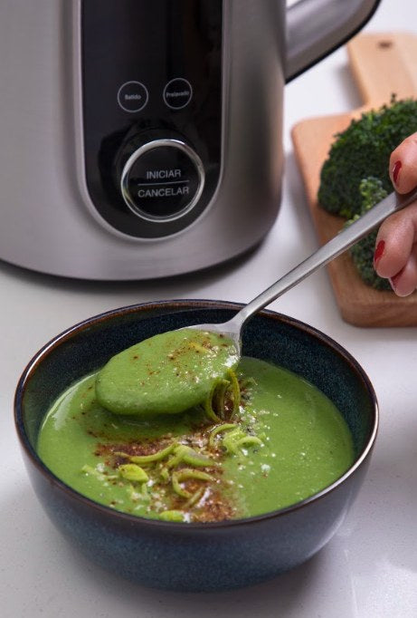 Crema de brócoli con puerro preparada en MioMat Pro